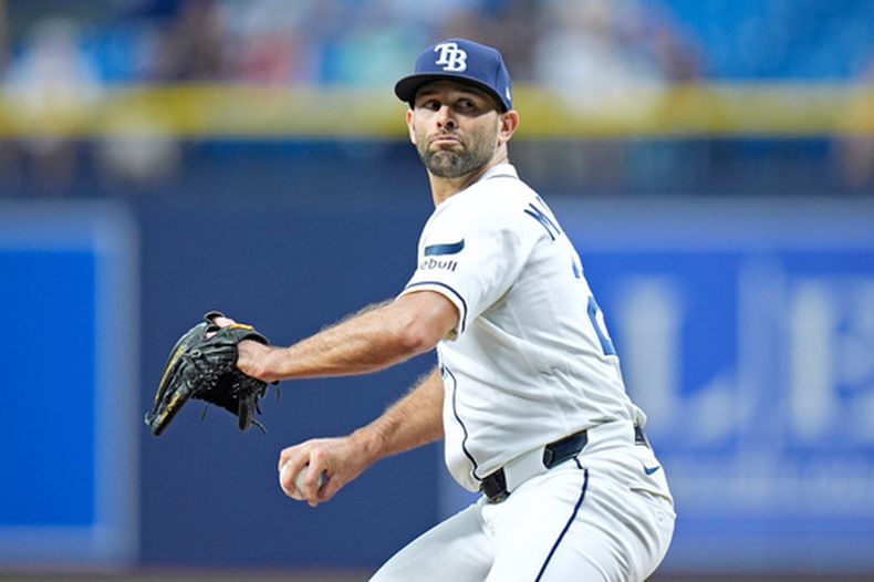 El lanzador de los Rays de Tampa Bay, Nick Martínez, inicia su movimiento de lanzamiento contra los Medias Rojas de Boston durante la primera entrada de un partido de béisbol el martes 9 de junio de 2026, en St. Petersburg, Florida. (Foto AP/Chris OMeara)