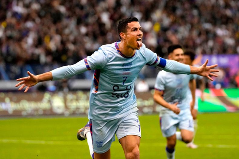 ARCHIVO - Foto del 19 de enero del 2023, Cristiano Ronaldo del Al Nassr celebra tras anotar en el Estadio Universitario King Saud. (AP Foto/Hussein Malla, Archivo)