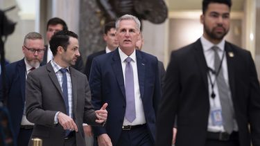 ARCHIVO - El presidente de la Cámara de Representantes, Kevin McCarthy, se dirige al recinto, 26 de setiembre de 2023 en el Capitolio, Washington. (AP Foto/J. Scott Applewhite, File)