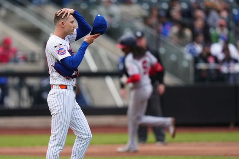 El pitcher Luke Weaver (izquierda) de los Mets de Nueva York tras permitir el jonrón de CJ Abrams (en el fondo), de los Nacionales de Washington, el jueves 30 de abril de 2026, en Nueva York. (AP Foto/Frank Franklin II)