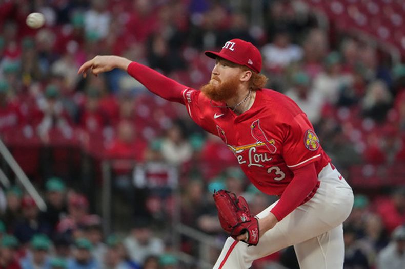 Dustin May, abridor de los Cardenales de San Luis, lanza en el duelo del viernes 10 de abril de 2026 ante los Medias Rojas de Boston (AP Foto/Jeff Roberson)