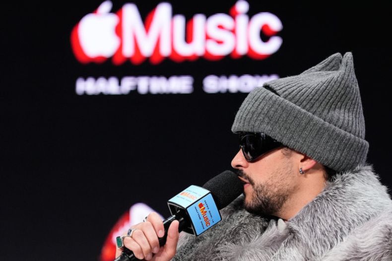 El puertorriqueño Bad Bunny, que protagonizará el espectáculo del descanso del Super Bowl LX, durante una conferencia de prensa en San Francisco, el 5 de febrero de 2026. (AP Foto/Godofredo A. Vásquez)