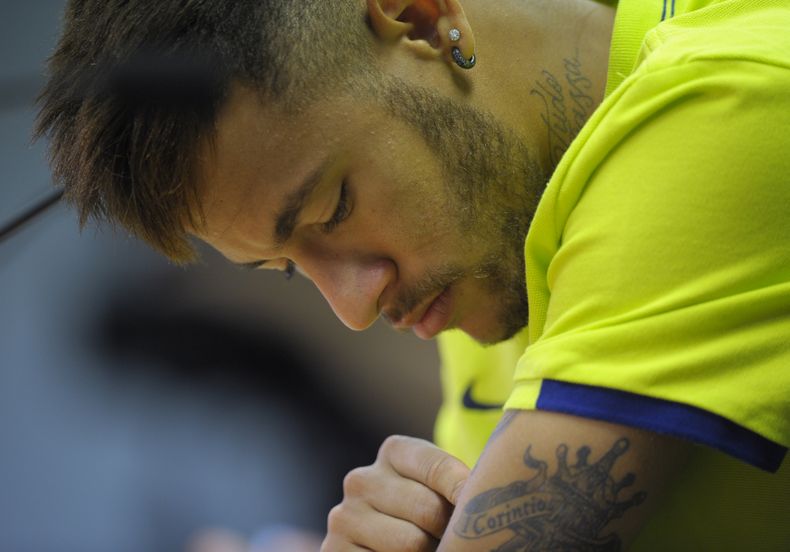 El jugador del Barcelona, Neymar, durante una conferencia de prensa el lunes, 20 de octubre de 2014, en San Joan Despi, Espa&ntilde;a. (AP Photo/Manu Fernandez)