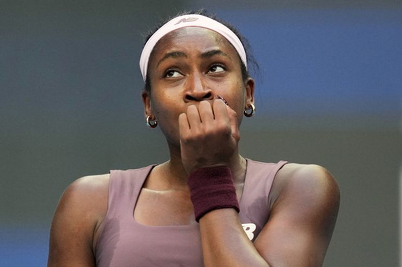 La estadounidense Coco Gauff reacciona durante el encuentro ante la belga Elise Mertens en la cuarta ronda del Abierto de China el miércoles 7 de octubre del 2026. (AP Foto/Achmad Ibrahim)