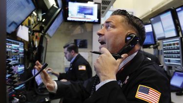 Wall Street cierra con ganancias; Dow rebasa 25.000 puntos
