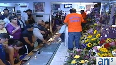 americateve | Fieles de San Lázaro abarrotaron desde las primeras horas de la mañana el templo del Rincón de Hialeah, que aunque no es reconocido por el Vaticano todos los 17 de diciembre acoge a miles de devotos.