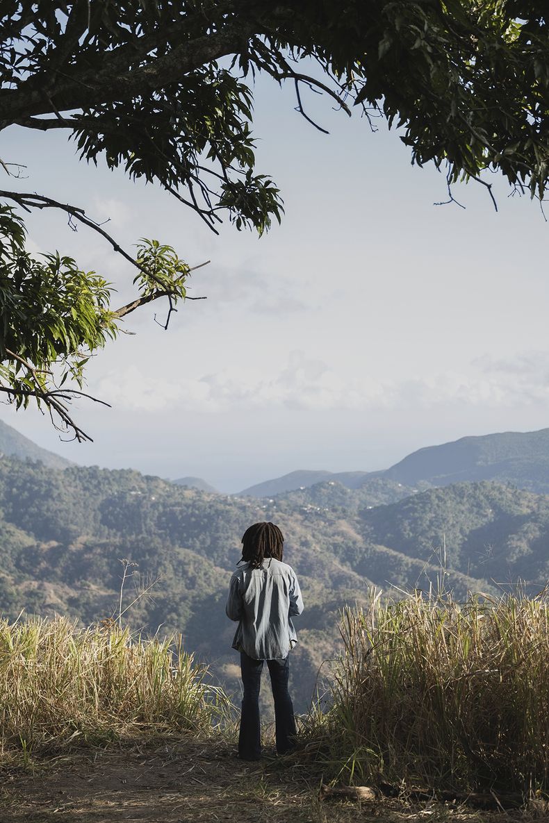 En esta imagen proporcionada por Paramount Pictures, Kingsley Ben-Adir en Bob Marley: One Love. (Chiabella James/Paramount Pictures vía AP)