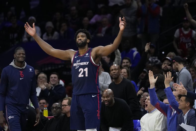 Joel Embiid, de los 76ers de Filadelfia, festeja en la segunda mitad de un partido de la NBA ante los Timberwolves de Minnesota, el miércoles 20 de diciembre de 2023 (AP Foto/Matt Slocum)