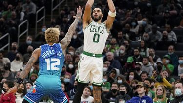 Celtics vencen a Hornets, a pesar de 38 puntos de Ball