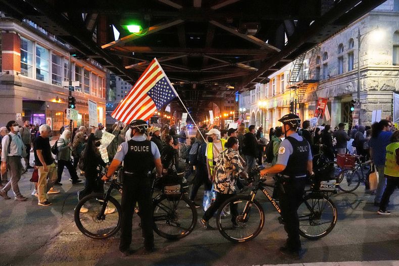ARCHIVO - Agentes de policía cortan una calle mientras manifestantes participan en una protesta contra la Operación Midway Blitz y la presencia de ICE, el 9 de septiembre de 2025, en Chicago. (AP Foto/Erin Hooley, archivo)
