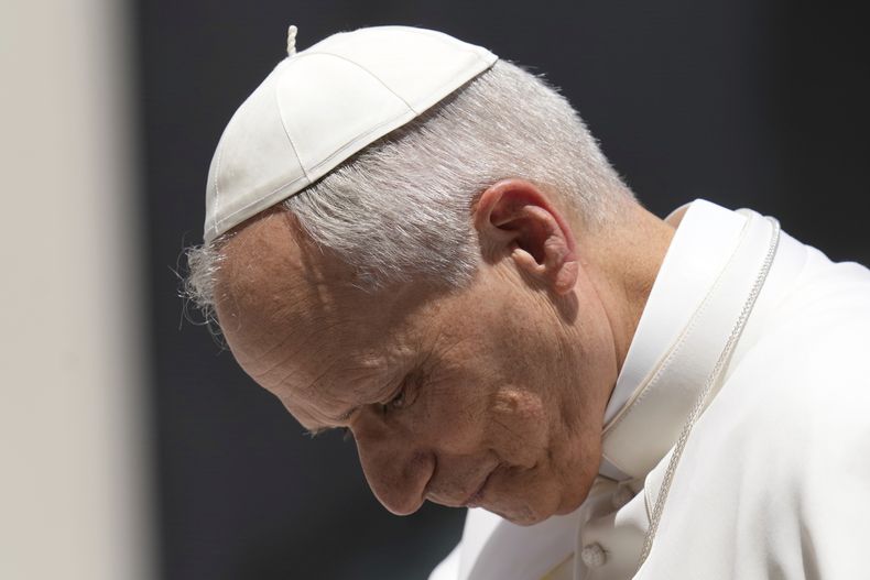 El papa León XIV sale después de su audiencia general semanal en la Plaza de San Pedro en el Vaticano, el miércoles 4 de junio de 2025. (AP Foto/Gregorio Borgia)