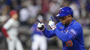 ARCHIVO - Eduardo Escobar, de los Mets de Nueva York, señala hacia sus compañeros de equipo después de producir carrera con un sencillo en contra de los Filis de Filadelfia durante la séptima entrada del juego de béisbol, el martes 30 de mayo de 2023, en Nueva York. Escobar fue intercambiado a los Angelinos de Los Ángeles por dos prospectos el viernes 23 de junio de 2023. (AP Foto/Frank Franklin II, Archivo)