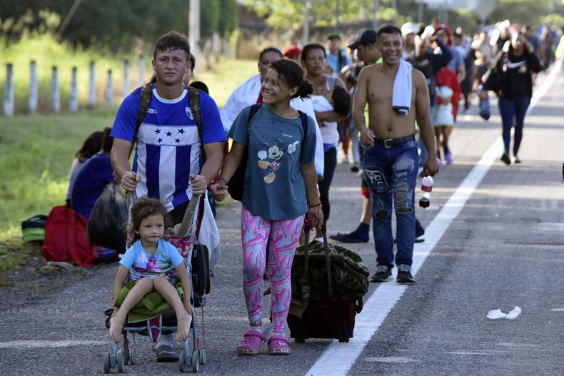 Migrantes llegan a pie a Huehuetán, México, el martes 31 de octubre de 2023, en su camino hacia la frontera con Estados Unidos. Los migrantes dicen que han solicitado permisos temporales de tránsito en Tapachula pero no los consiguieron, algunos después de esperar hasta dos meses, y continuaron su camino sin documentación porque no podían seguir pagando ni la comida ni el alojamiento. (AP Foto/Édgar Clemente)