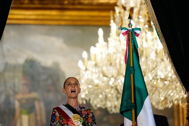 La presidenta de México, Claudia Sheinbaum, hace el grito anual desde el balcón del Palacio Nacional para iniciar los festejos del Día de Independencia en el Zócalo, la plaza principal de Ciudad de México, el martes 15 de septiembre de 2026. (AP Foto/Fernando Llano)