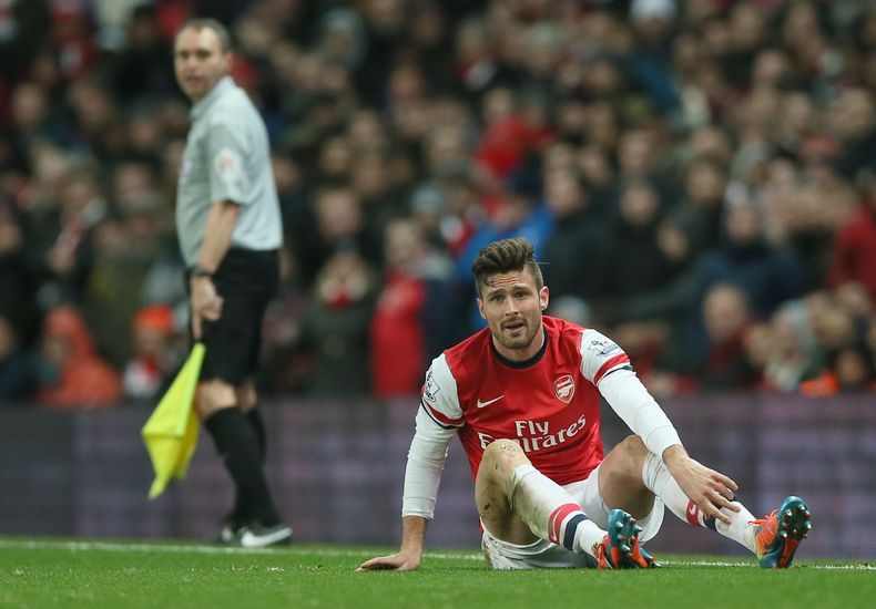Oliver Giroud, del Arsenal, se prepara para levantarse tras una ca&iacute;da en el encuentro de la Liga Premier inglesa ante el Manchester United, el mi&eacute;rcoles 12 de febrero de 2014 (AP Foto/Alastair Grant)