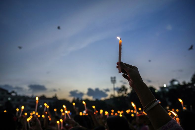 Mujeres sostienen velas durante una protesta por la violación y asesinato de una doctora en prácticas en un hospital público, en Guwahati, India, el 16 de agosto de 2024. (AP Foto/Anupam Nath)