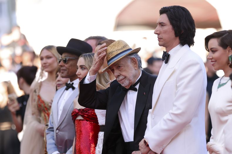 El director Francis Ford Coppola, tercero de derecha a izquierda, posa a su llegada a la premiere de la película Megalopolis en la 77a edición del Festival de Cine de Cannes, en Francia el jueves 16 de mayo de 2024. (Foto Vianney Le Caer/Invision/AP)