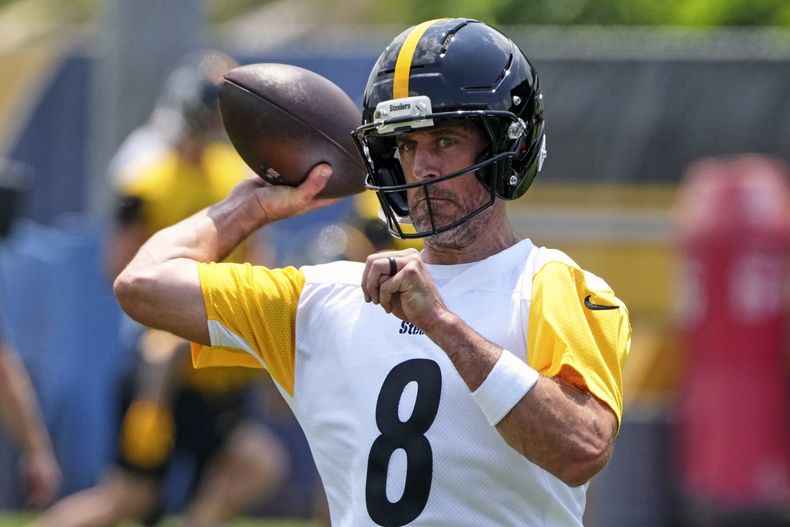 El quarterback de los Steelers de Pittsburgh Aaron Rodgers lanza durante una sesión de práctica con su nuevo equipo el martes 10 de junio del 2025. (AP Foto/Gene J. Puskar)