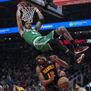 Jayson Tatum, de los Celtics de Boston, consigue una clavada en la primera mitad del sexto juego de la serie de playoffs de primera ronda en la Conferencia Este ante los Hawks de Atlanta, el jueves 27 de abril de 2023, en Atlanta. (AP Foto/Brynn Anderson)