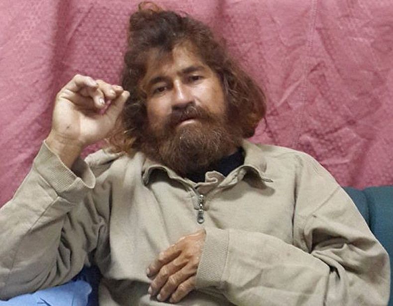 Fotograf&iacute;a del lunes 3 de febrero de 2014 provista por el Departamento de Relaciones Exteriores de las Islas Marshall, de un hombre que se identific&oacute; como Jos&eacute; Salvador Alvarenga, de 37 a&ntilde;os de edad, mientras est&aacute; sentad