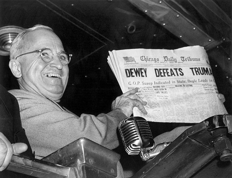ARCHIVO - En esta foto de archivo del 4 de noviembre de 1948, el presidente Harry S. Truman en la estación Union de St. Louis sostiene una edición del día de las elecciones del Chicago Daily Tribune, que –basándose en los primeros resultados– anunciaba erróneamente Dewey derrota a Truman. (AP Foto/Byron Rollins, Archivo)
