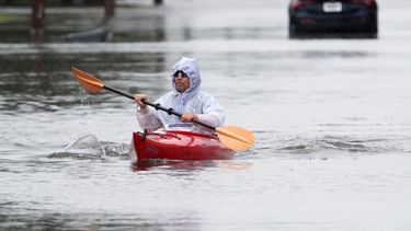 Ted Friedli navega en kayak por un tramo inundado de Florence Avenue durante una tormenta, en Long Branch, Nueva Jersey, el sábado 26 de septiembre de 2026 (Foto AP/Noah K. Murray).