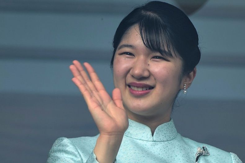 ARCHIVO - La princesa japonesa Aiko saluda a los presentes desde el balcón durante una aparición pública con motivo del Año Nuevo, junto a su familia imperial, en el Palacio Imperial, el 2 de enero de 2026, en Tokio. (Foto AP/Eugene Hoshiko, archivo)
