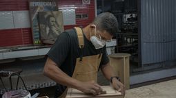 Un artesano construye un humidificador de cigarros en el Taller de Creación de Arte Humidores Habana en La Habana, Cuba, el miércoles 19 de febrero de 2025. (AP Foto/Ramón Espinosa)