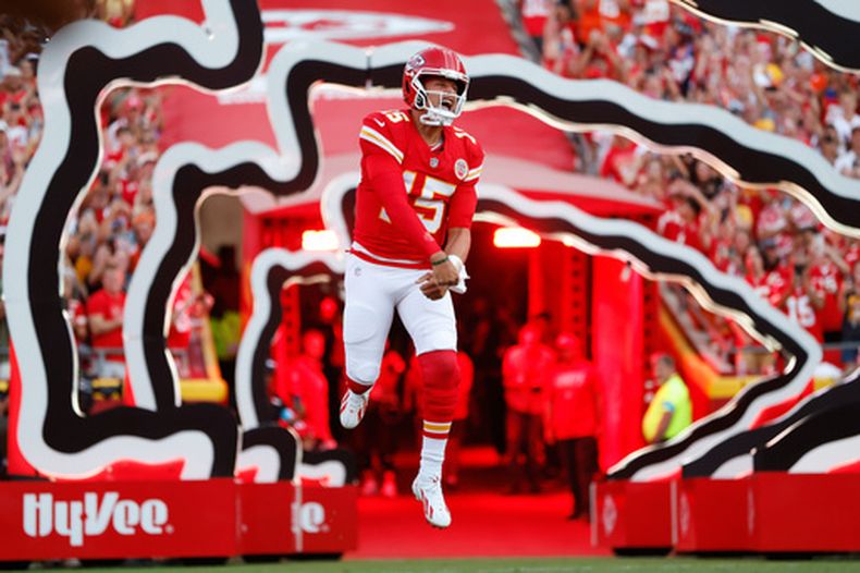 Patrick Mahomes, quarterback de los Chiefs de Kansas City, salta al campo de juego previo al inicio del partido de la NFL contra los Broncos de Denveer, el lunes 14 de septiembre de 2026, en Kansas City, Missouri. (AP Foto/Colin E. Braley)