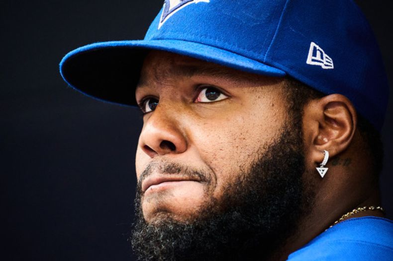 El pelotero Vladimir Guerrero Jr., de los Azulejos de Toronto, observa desde la cueva antes de un partido de béisbol contra los Orioles de Baltimore en Toronto, el 12 de septiembre de 2026. (Sammy Kogan/The Canadian Press via AP)