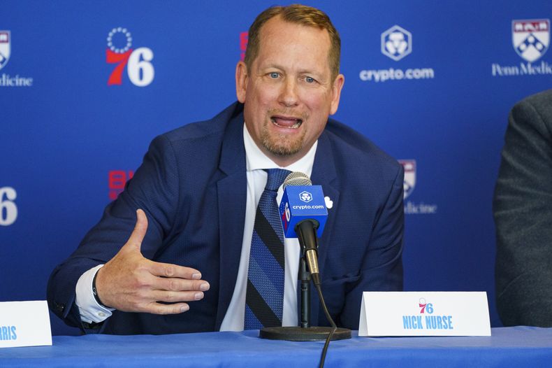 Nick Nurse, entrenador de los 76ers de Filadelfia, habla en su presentación ante la prensa, el jueves 1 de junio de 2023, en Camden, Nueva Jersey (AP Foto/Chris Szagola)