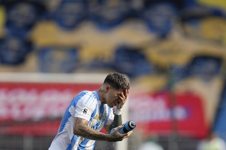 El volante argentino Enzo Fernández se refresca durante el partido contra Colombia por las eliminatorias del Mundial, el martes 10 de septiembre de 2024, en Barranquilla, Colombia. (AP Foto/Fernando Vergara)