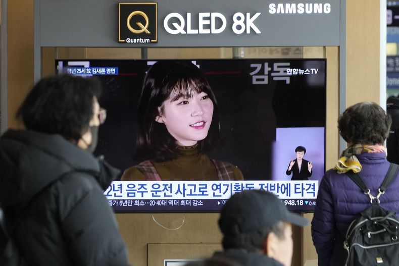Una pantalla de televisión muestra una imagen de archivo de la fallecida actriz sudcoreana Kim Sae-ron durante noticiero en la estación de tren de Seúl, Corea del Sur, el miércoles 19 de febrero de 2025. (Foto AP/Ahn Young-joon)