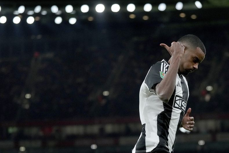 Alexander Isak celebra tras anotar un gol para Newcastle y abrir el marcador en la ida contra Arsenal por las semifinales de la Copa de la Liga inglesa, el martes 7 de enero de 2025, en Londres. (AP Foto/Kirsty Wigglesworth)
