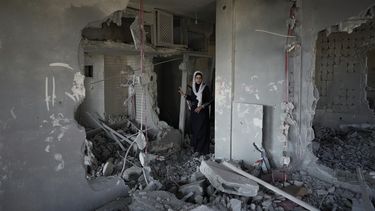 Adalah, madre del prisionero palestino Kamal Jouri, mira las ruinas de la casa de la familia, demolida por tropas israelíes en la ciudad cisjordana de Nablus, el jueves 22 de junio de 2023. Jouri está acusado de matar a tiros a un soldado israelí el año pasado cerca de Nablus. (AP Foto/Majdi Mohammed)
