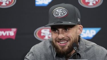 ARCHIVO - Ricky Pearsall, de los 49ers de San Francisco, habla en una conferencia el 26 de abril de 2024, en Santa Clara, California (AP Foto/Godofredo A. Vásquez, archivo)