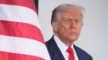 El presidente estadounidense Donald Trump espera para saludar al mandatario argentino Javier Milei a su llegada a la Casa Blanca, el martes 14 de octubre de 2025, en Washington. (AP Foto/Mark Schiefelbein)