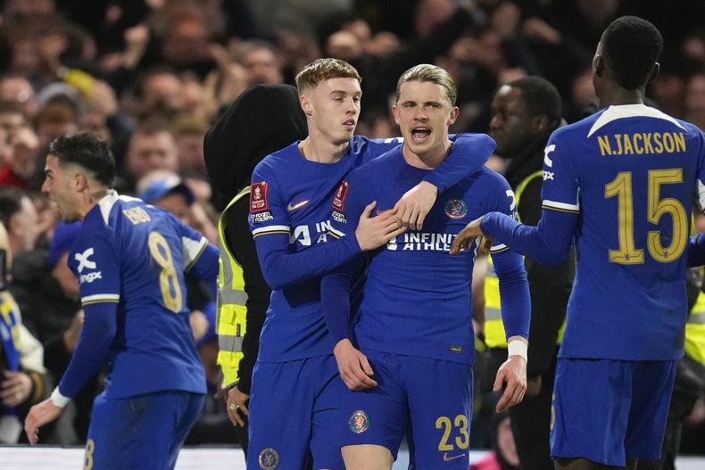 En foto del miércoles 28 de febrero del 2024, Conor Gallagher del Chelsea celebra tras anotar el tercer gol en el encuentro ante el Leeds en la Copa FA. (AP Foto/Kirsty Wigglesworth)