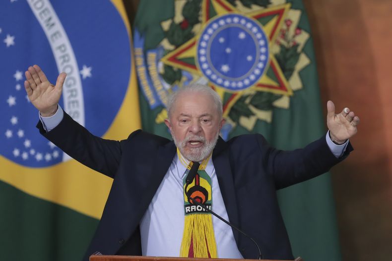 ARCHIVO - El presidente de Brasil, Luiz Inácio Lula da Silva, anuncia en un evento medidas para prevenir y controlar la deforestación de la región de la Amazonía en el Día Mundial por el Medio Ambiente, en Brasilia, Brasil, el lunes 5 de junio de 2023. Lula dijo el martes 4 de julio de 2023 que promete cerrar durante el segundo semestre del año el acuerdo entre el Mercosur y la Unión Europea. (AP Foto/Gustavo Moreno, Archivo)
