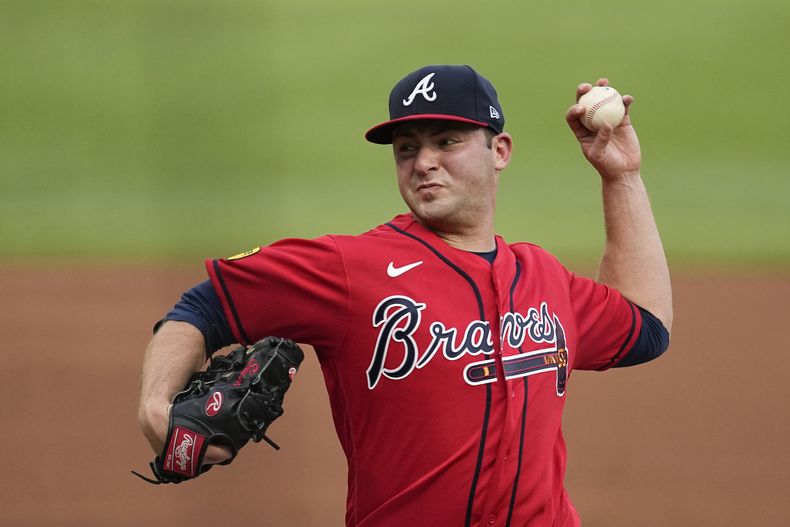 El abridor de los Bravos de Atlanta Jared Shuster lanza en la primera entrada del encuentro ante los Rockies de Colorado el viernes 16 de junio del 2023. (AP Foto/John Bazemore)
