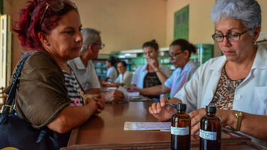 el regimen cubano echa mano otra vez de un tratamiento sin un sustento cientifico demostrable: la homeopatia
