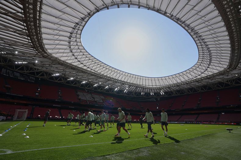 Los jugadores de Tottenham entrenan previo a la final de la Liga Europa contra el Manchester United, el martes 20 de mayo de 2025, en Bilbao, España. (AP Foto/Manu Fernández)