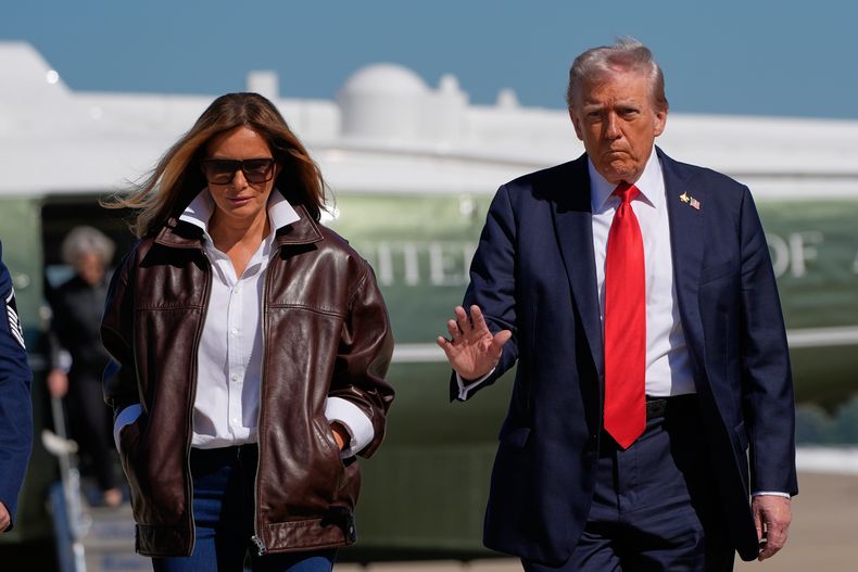 El presidente Donald Trump y la primera dama Melania Trump caminan desde Marine One hacia Air Force One, en la Base Aérea Andrews en Maryland el 5 de octubre del 2025. (AP foto/Alex Brandon)