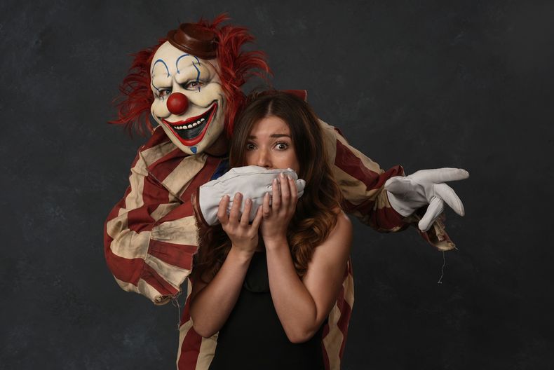 Una persona vestida como el personaje Frendo el payaso, a la izquierda, y Katie Douglas posan para un retrato para promocionar Clown in a Cornfield durante la Comic-Con International el viernes 25 de julio de 2025, en San Diego. (Foto AP/Chris Pizzello)