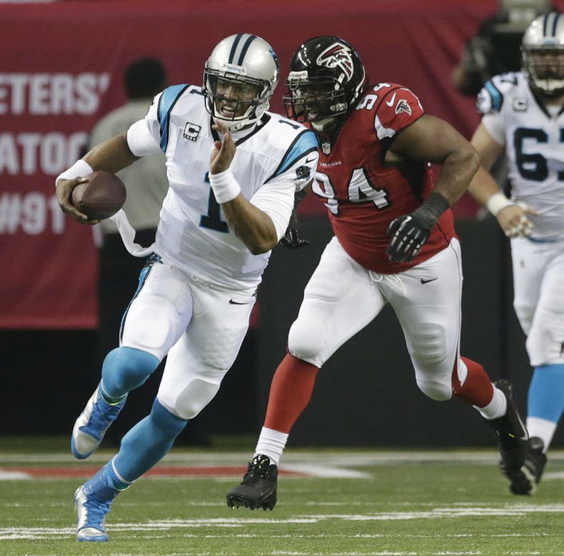 El quarterback Cam Newton (1), de los Panthers de Carolina, abandona la protecci&oacute;n defensiva en la primera mitad del juego contra los Falcons de Atlanta, ante la presi&oacute;n del defensive tackle Peria Jerry (94), el domingo 29 de diciembre de 20
