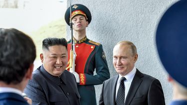 ARCHIVO - El presidente de Rusia, Vladímir Putin, a la derecha, estrecha la mano del líder de Corea del Norte, Kim Jong Un, durante un encuentro en Vladivostok, Rusia, el 25 de abril de 2019. (Yuri Kadobnov/imagen de pool via AP, archivo)