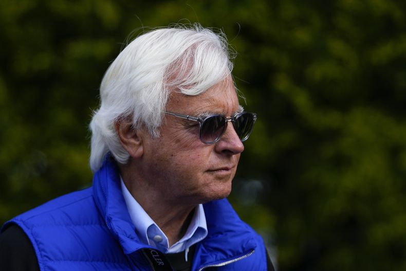 Bob Baffert, dueño de National Treasure que participa en Preakness camina junto a los establos antes de la 148ma edición de la carrera en Pimlico Race Course el viernes 19 de mayo del 2023. (AP Foto/Julio Cortez)