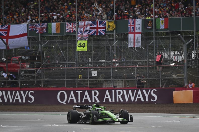 El alemán Nico Hulkenberg de Sauber maniobra su auto cerca de la meta del Grran Premio de Gran Bretaña el domingo 6 de julio del 2025. (AP Foto/Andrej Isakovic, Pool)