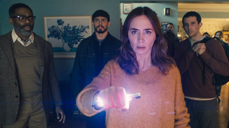 Esta imagen, difundida por Universal Pictures, muestra a Colman Domingo, Tommy Martinez, Emily Blunt y Josh OConnor, de izquierda a derecha, en una escena de Disclosure Day. (Universal Pictures and Amblin Entertainment via AP)