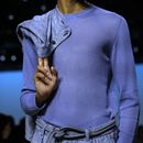 Un modelo luce una creación como parte de la colección para caballeros de Giorgio Armani Primavera-Verano 2026, que se presentó en Milán, Italia, el lunes 23 de junio de 2025. (Foto AP/Luca Bruno)